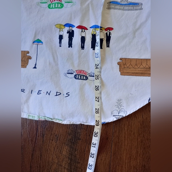 Friends Themed Box Lunch White Short Sleeve Shirt Button Down Size S - Picture 4 of 7